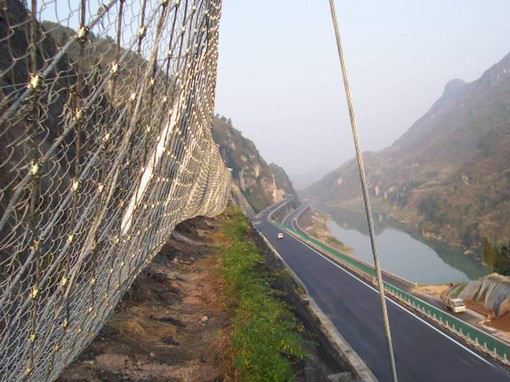 邊坡落石防護網在高速公路實際應用中的作用