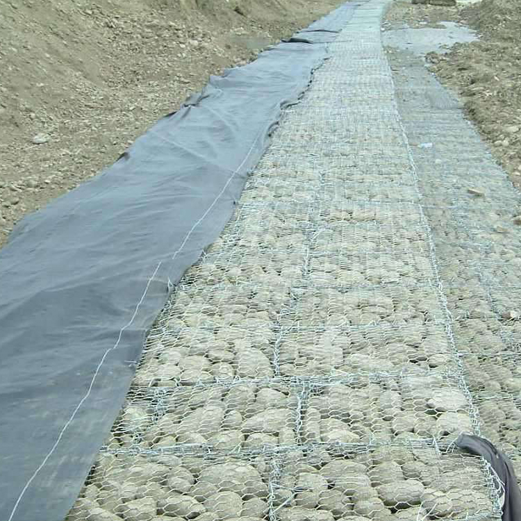 鉛絲石籠網(wǎng)的河底鋪設的方法
