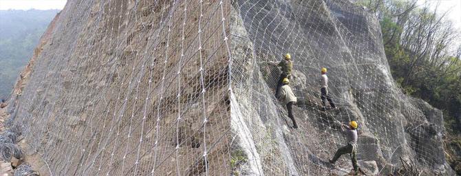 邊坡落石防護(hù)網(wǎng)如何保障施工人員的安全