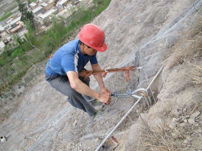 邊坡落石防護(hù)網(wǎng)如何保障施工人員的安全