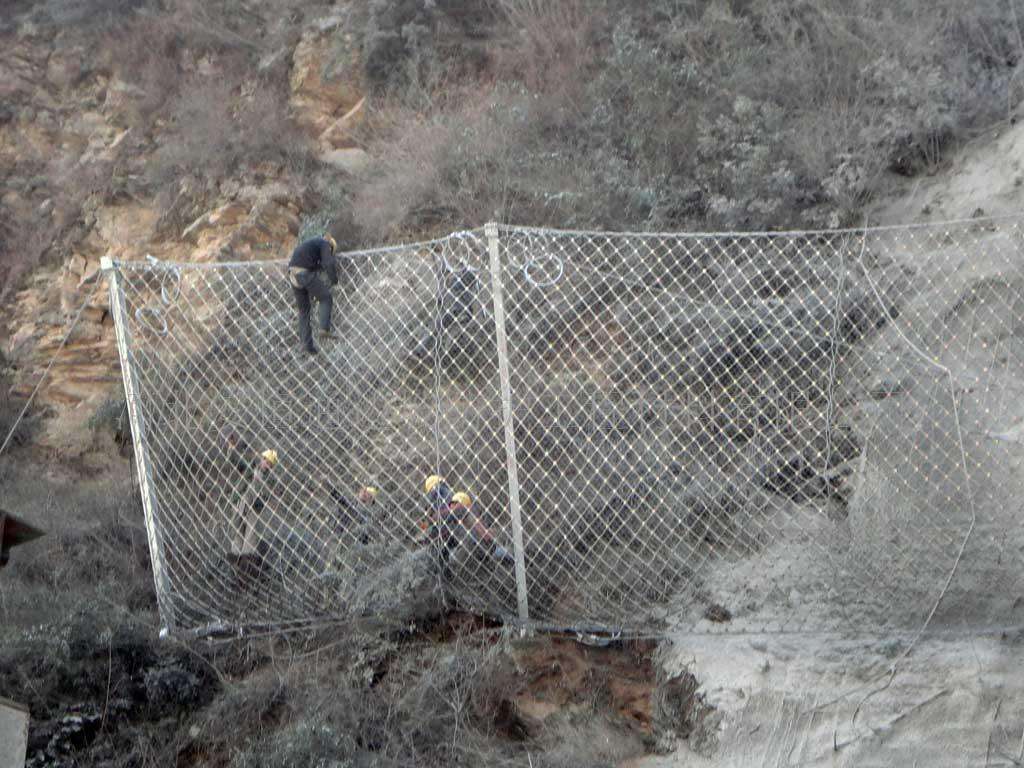 邊坡落石防護(hù)網(wǎng)如何保障施工人員的安全